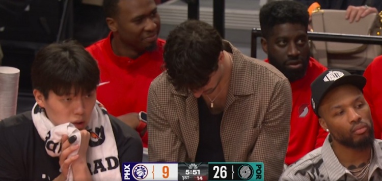 星空体育直播团队-很专注！杨瀚森坐在场边阿夫迪亚身旁认真观战 球队大比分领先