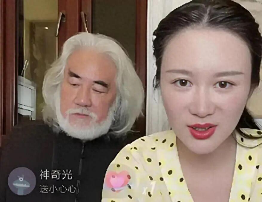 星空体育赛事中心-妻子嫌他“一股老年味”，73岁张纪中刮掉蓄了30年的胡子！